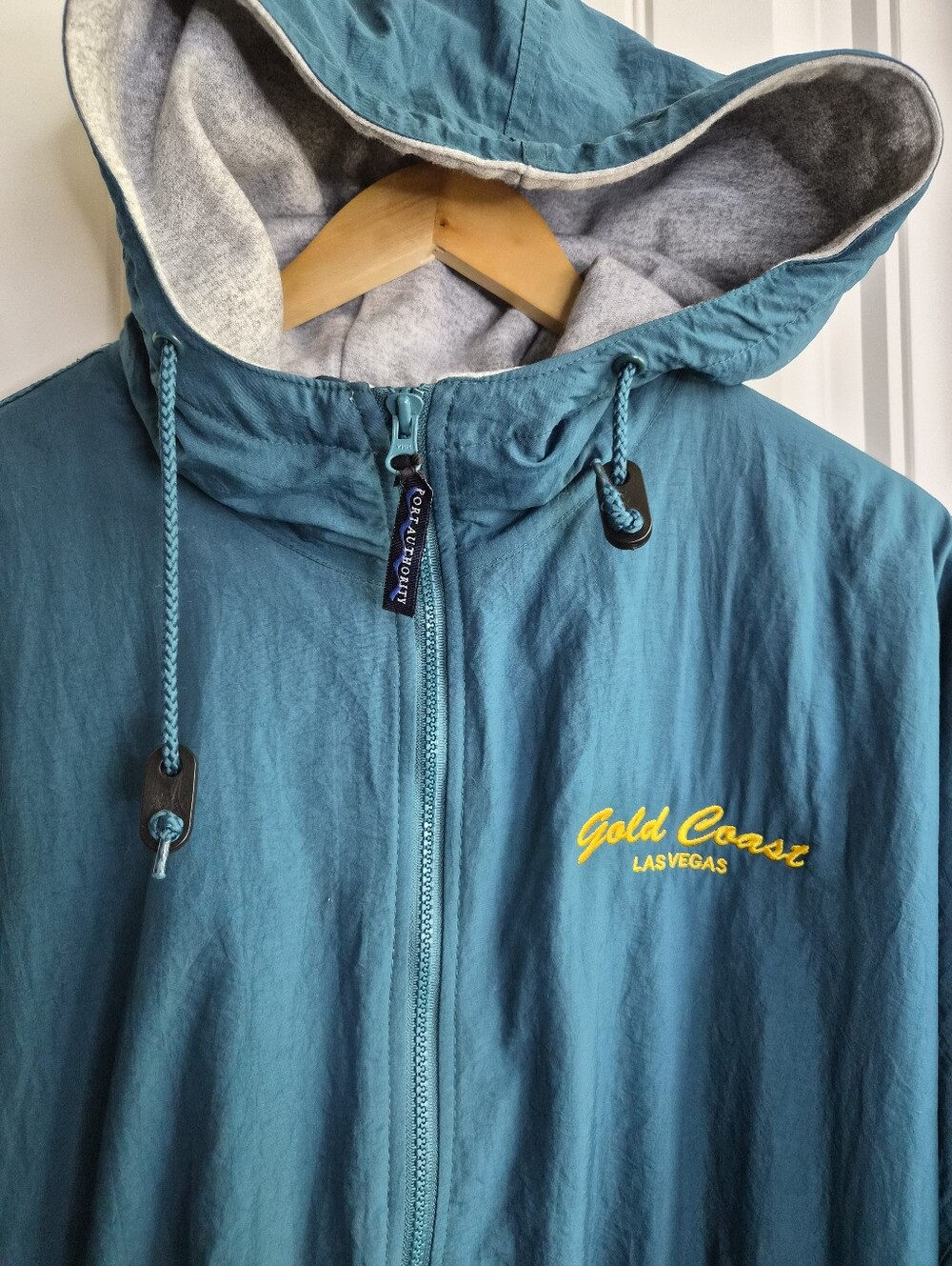 L Gold Coast Hotel Las Vegas Vintage Outdoors Hooded Windbreaker Jacket Casino